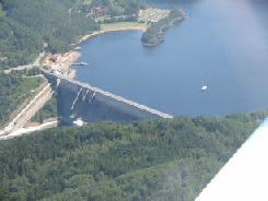 de stuwdam, op 13 km, aan het Orlikmeer