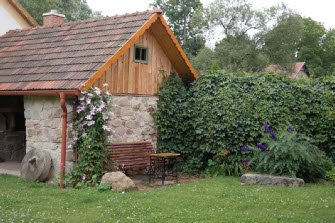 genieten in de ruime tuin met veel bloemen