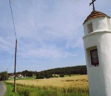 kapelletje op de toegangsweg