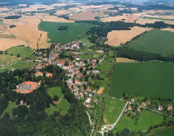 Tochovice, rechtsonder de weg naar Horejany